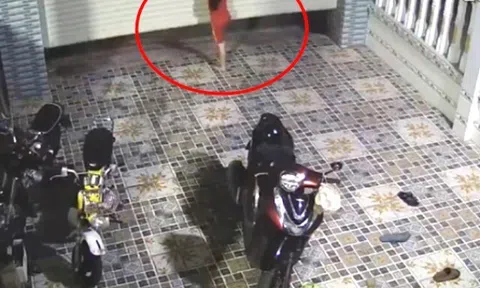 Mẹ bỉm sợ hãi cảnh bé gái 8 tuổi ở Bình Thuận đu lên cửa cuốn, bị cuộn toàn thân đưa lên cao, hôn mê