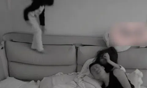 "Con mau ngủ đi, tí bố mẹ còn việc phải làm!", bé gái đáp 1 câu khiến phụ huynh bật cười