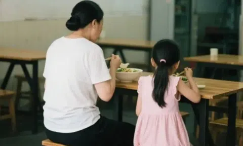 Hai mẹ con ăn một bát mì trong cửa hàng, vừa rời đi, chủ quán "tiên tri" một câu về tương lai của người mẹ