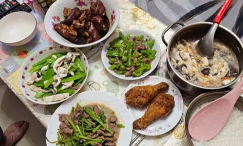 Con khen cơm nhà rất ngon, mẹ nhìn ảnh đứa trẻ gửi thì lập tức sa thải giúp việc