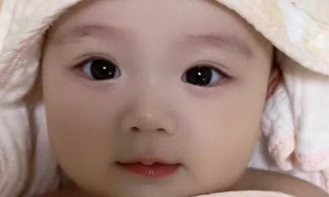 Bé gái sơ sinh chào đời đẹp như thiên thần, bác sĩ phải thốt lên: Hoa hậu tương lai!