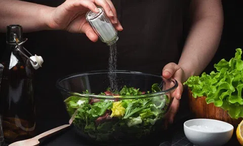 Muối biển, muối tinh, muối hồng - loại nào có lợi cho sức khỏe hơn? 10 người trả lời thì hết 9 chọn đáp án sai