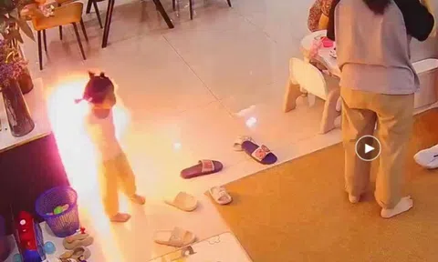 Camera trong nhà ghi lại cảnh tượng bé gái bỏ chạy khi đồ chơi trên tay phát nổ, chỉ vài giây nhưng ai cũng thất kinh