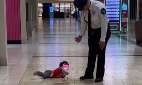 Bé gái Việt đang ăn vạ mẹ bị cảnh sát nước ngoài nhắc nhở và cái kết phụ huynh "cười chảy nước mắt"