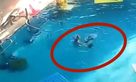 Đoạn video ghi lại giây phút thót tim ở hồ bơi, bé 5 tuổi bị đuối nước được cứu sống “kỳ diệu”
