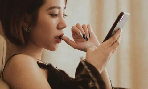 Cứ nửa đêm là nhận được tin nhắn “anh yêu em” từ chồng cũ, tôi đến tận nhà tìm anh rồi quỳ gối xin tha thứ