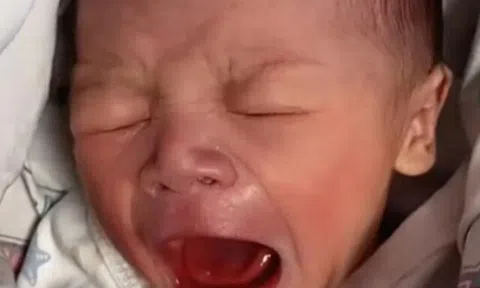 Mẹ bật khóc vì con chào đời quá xấu xí, 4 năm sau đứa trẻ đẹp như em bé lai, làm mẫu nhí đắt show
