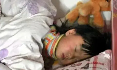 Nghỉ hè gửi con về quê cho bà nội chăm, lúc gọi hỏi thăm mẹ "điếng người" khi thấy con có biểu hiện lạ