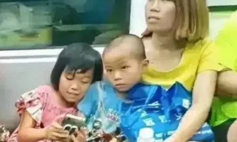 Khung cảnh trái ngược trên tàu điện cho thấy sự khác biệt rõ rệt trong cách nuôi dạy con