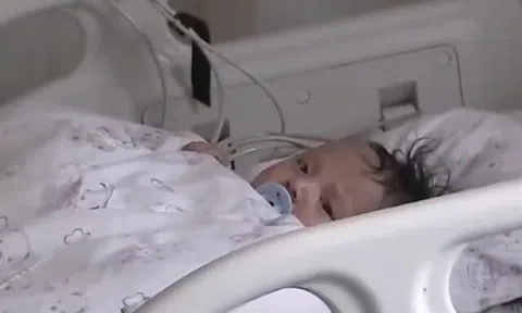 Bé 5 tháng tuổi không đi tiểu trong 20 giờ, bị sưng khắp người, bác sĩ phát hiện nguyên nhân đến từ bữa ăn hàng ngày