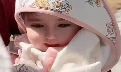Bé sơ sinh diện mạo đẹp như hoa hậu dù bố mẹ bình thường, y tá thốt lên: “Đứa trẻ như đã phẫu thuật thẩm mỹ”