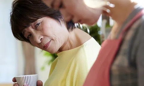 Đang vui vì được con dâu tương lai tặng 2 căn nhà, tôi đắn đo không dám nhận khi nghe lời con trai nói