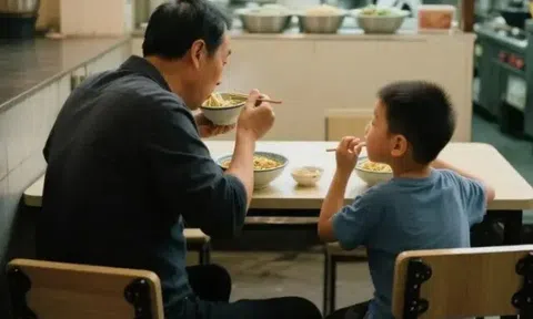 Bố và con trai vào cửa hàng chỉ gọi 1 bát mì, vừa rời đi, ông chủ tiên đoán một câu về tương lai của người cha