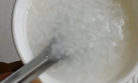 Vợ nấu cháo không bỏ hành, chồng đổ ụp vào xọt rác, tối về mở tủ lạnh thì tím tái mặt mày