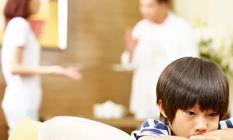"Mẹ hãy ly hôn với bố đi!", lời cầu xin của cậu bé 10 tuổi khiến mẹ nghẹn ngào khi biết nguyên do