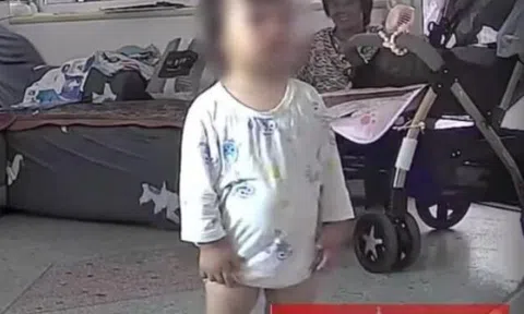 Người mẹ đi làm xa nhà gửi con cho bà, xem camera thấy đứa trẻ thường xuyên run rẩy, sự thật đau lòng
