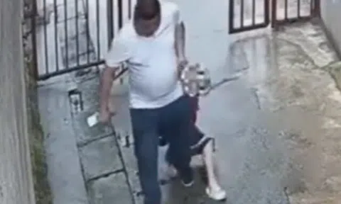 Bé gái tiểu học bất ngờ bị một người đàn ông lạ kéo lê trên đường, đoạn camera ghi lại cảnh tượng khiến ai cũng hoảng