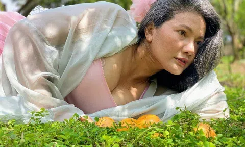 "Nữ hoàng cảnh nóng Việt Nam" đẹp nảy nở ở tuổi U50 sau 3 đời chồng, chẳng ngại để lộ tóc bạc, tàn nhang