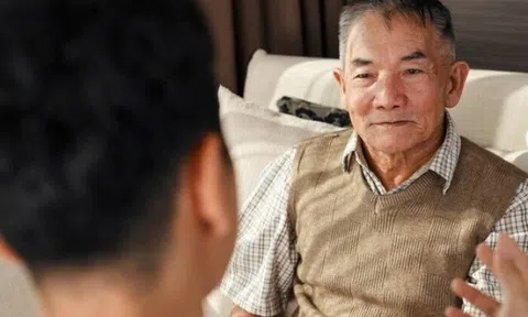 Định cho con gái 300 triệu mua nhà, nghe lén con rể nói chuyện, bố vợ thêm tiền mua hẳn 1 căn khác