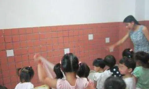 Cô giáo mầm non đăng ảnh trẻ vào nhóm lớp, phụ huynh tức giận kéo đến trường khi nhìn cảnh tượng ở nhà vệ sinh