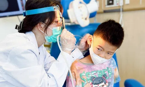 Bé trai 10 tuổi bị mất thính lực sau khi đi bơi về, đến bệnh viện bác sĩ đưa ra cảnh báo khẩn cấp