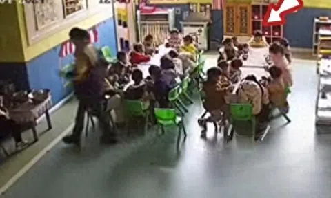 Con gái 3 tuổi bị bỏ đói, mẹ đến trường mẫu giáo kiện, phản ứng của cô giáo gây phẫn nộ