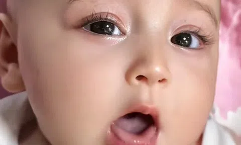 Bé gái sơ sinh có khuôn mặt đẹp như tiên tử, cõi mạng trầm trồ “đứa trẻ đã phẫu thuật thẩm mỹ”
