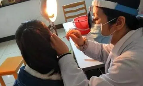 Con gái kêu cứu vì côn trùng bò vào tai, mẹ nhét thêm một thứ vào, bác sĩ khen quá thông minh