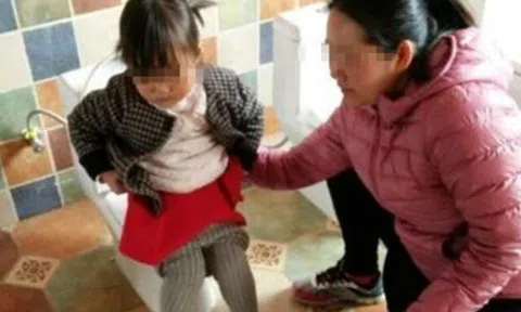 Thay đồ cho con gái 3 tuổi, nhìn thấy thứ rơi ra từ quần của bé, mẹ òa khóc hiểu lý do