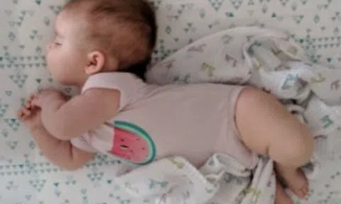 1001 kiểu ngủ bá đạo của các "búp măng non" khiến bố mẹ hoang mang: Không hiểu sao ngủ được?