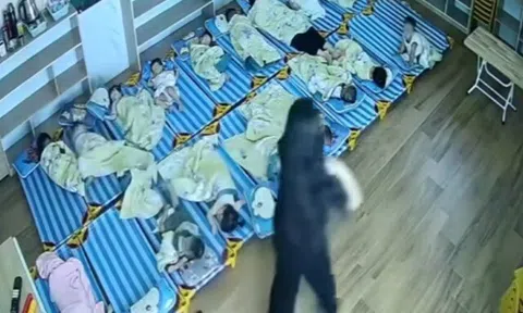 Em bé đang ngủ trưa ở lớp thì bật dậy khóc vì nhớ mẹ, hành động ấm áp của cô giáo khiến ai cũng xúc động