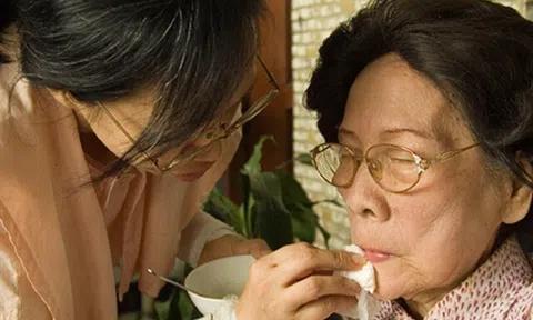 Con gái tuyển giúp việc lương 15 triệu/tháng chăm 2 bố mẹ 70 tuổi gây tranh cãi