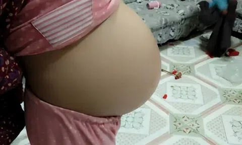 Bà mẹ đau khổ khi con gái 12 tuổi bụng đã phình to, đứa trẻ khóc nói xin lỗi mẹ