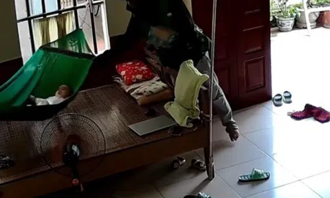 Con nằm một mình trên võng, mẹ Việt xem camera thì nghẹn ngào khi thấy hành động của shipper