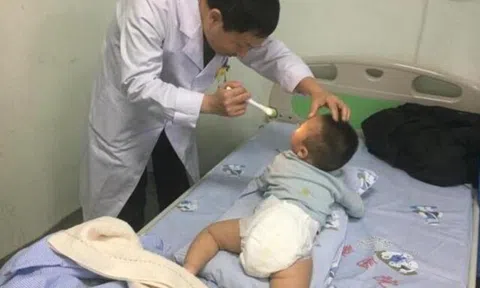 Bé 7 tháng tuổi bị liệt nửa người, mẹ suy sụp khi nghe bác sĩ nói nguyên nhân do thói quen của bà nội