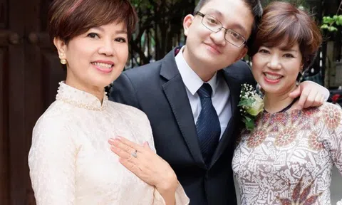 Ngọc Huyền khoe dáng người cực dẻo như diễn xiếc ở tuổi nghỉ hưu, con trai Chí Trung phải "bái phục mẫu hậu"