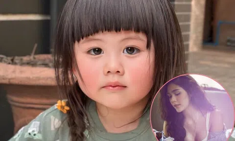 Bé gái “gây sốt” cõi mạng với biểu cảm ngộ nghĩnh, xinh như búp bê, hoá ra mẹ là “nữ thần nội y” nổi tiếng nhất showbiz