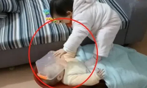 Chỉ 1 phút lơ là, người mẹ bật khóc khi chứng kiến cảnh con gái lớn bạo hành em sơ sinh