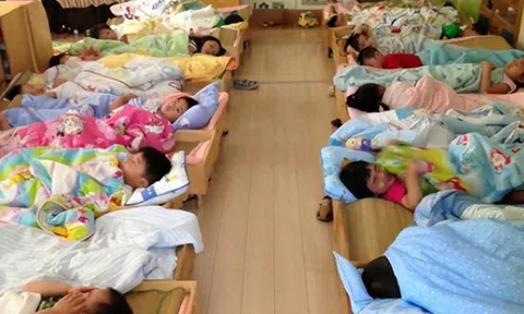 Sau giấc ngủ trưa ở trường mẫu giáo, người mẹ phát hiện mông con có nhiều vết bầm tím, biết lý do liền kiện hiệu trưởng