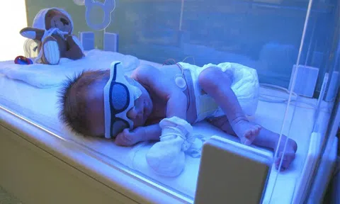 Bác sĩ đề nghị điều trị vàng da cho cháu sơ sinh nhưng bà nội kiên quyết từ chối, 1 tháng sau cả gia đình suy sụp