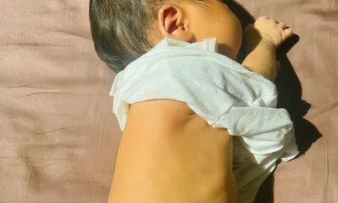 Bác sĩ đề nghị điều trị vàng da cho cháu sơ sinh nhưng bà nội kiên quyết từ chối, 1 tháng sau cả gia đình suy sụp