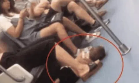 Mẹ để con trai 4 tuổi nằm trên sàn tàu điện, một hành khách bí mật gọi cảnh sát khi nhìn thấy bàn tay của đứa trẻ