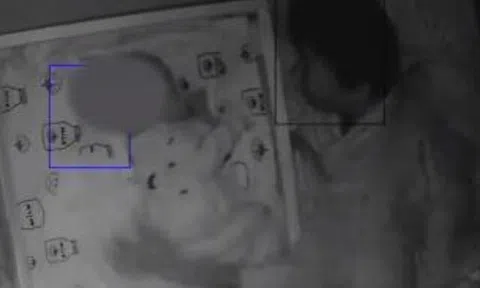 Mẹ phát hiện đoạn camera con 3 tháng tuổi bị bảo mẫu bạo hành, lời khai của kẻ thủ ác gây phẫn nộ