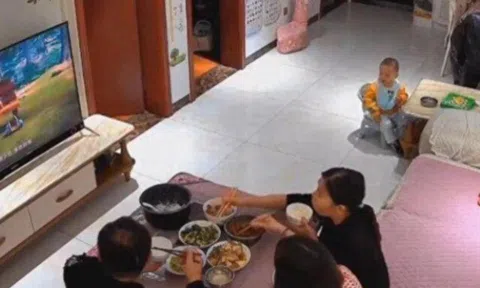 Sợ vợ đem tiền về nhà ngoại, chồng lén lắp camera thì thấy cuộc giao dịch giữa vợ và mẹ ruột, anh ôm mặt khóc