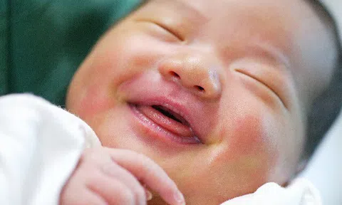 Con sơ sinh vừa chào đời mỉm cười rõ tươi, bác sĩ tát mạnh, bố định kiện nhưng mẹ cảm ơn rối rít