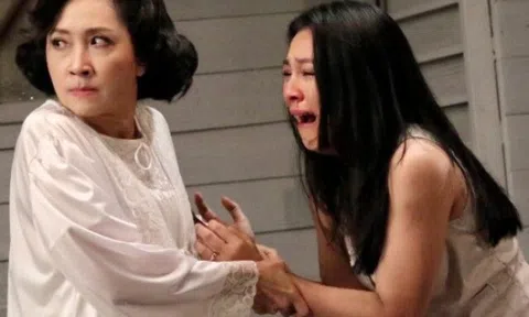 Qua đêm nhà bạn trai suốt 1 tuần ngày nào cũng thấy phòng mẹ anh bật đèn đến sáng, lén nhìn vào mà đẫm nước mắt