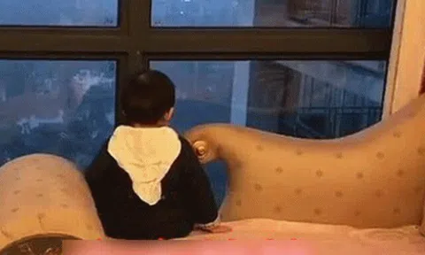 Con ngồi thẫn thờ bên cửa sổ rất lâu, mẹ lo lắng ra kiểm tra thì bật cười khi thấy cảnh tượng bên nhà hàng xóm