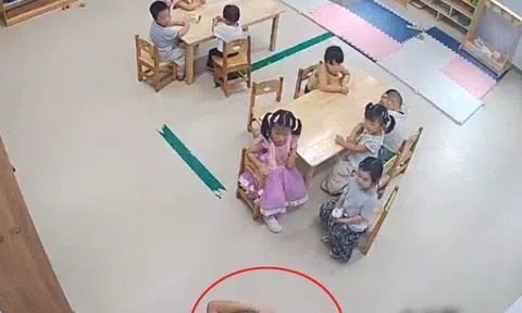 Camera giám sát ghi lại cảnh tượng cô giáo mầm non đưa con vào góc kín, hành động tiếp theo khiến mẹ nghẹn ngào