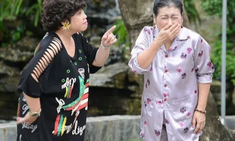 Mẹ đẻ đem chục trứng gà mừng đầy tháng cháu, tôi gói cho bà chút đồ ăn thừa mang về, mẹ chồng chạy tới giật lại