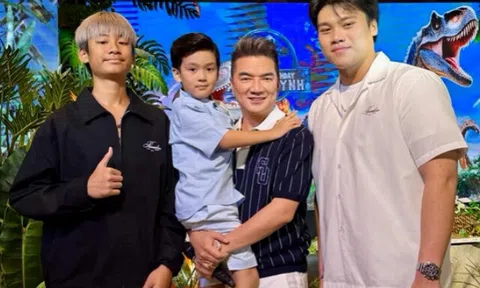 Đại gia Đức Huy đưa 2 quý tử đi dự tiệc, con trai Lệ Quyên nay cao gần bằng người anh chung nửa huyết thống